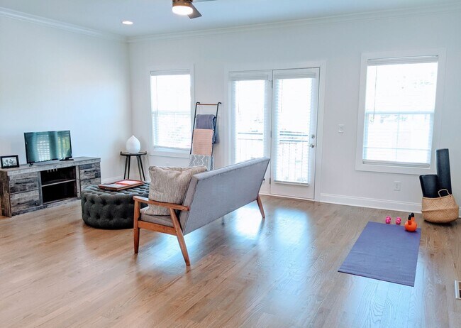 Foto del edificio - Beautiful 3 Bedroom Townhome w/2 car garage!