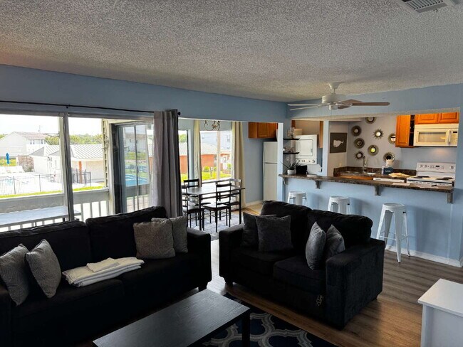 Building Photo - Move-in Special- $200.00 Off First Months Rent