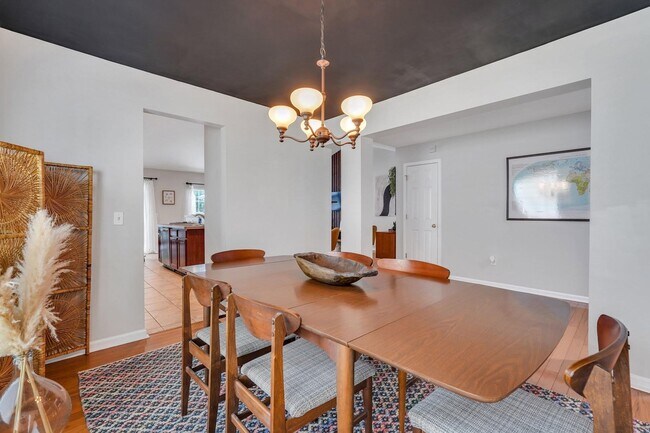 Foto del edificio - Privacy fenced back yard/ Desirable Hamilt...