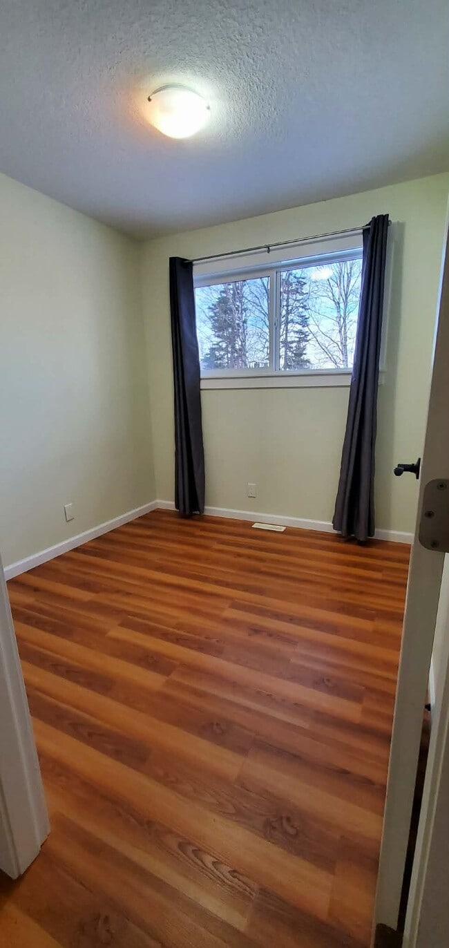 Building Photo - 4586-3004586 Heather Rd