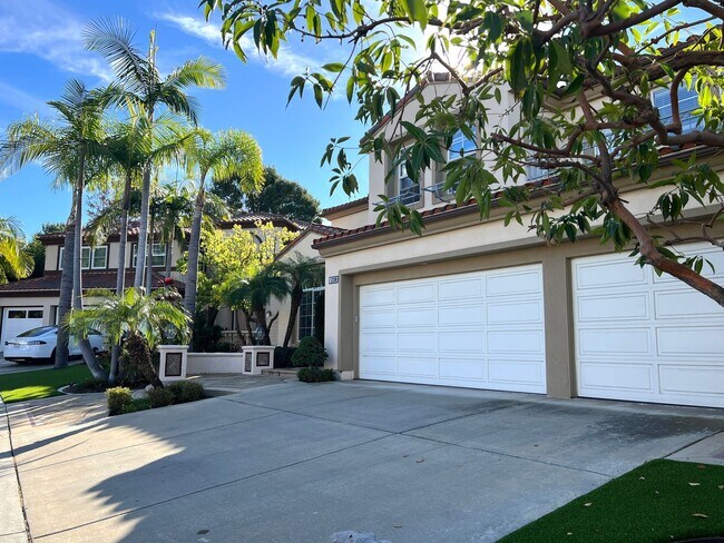 Foto del edificio - Room for Everyone: Meticulously Maintained 5-Bedroom Estate