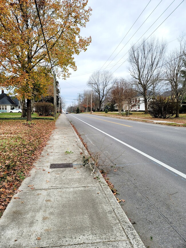 Walk to restaurants - 1512 Eastland Ave