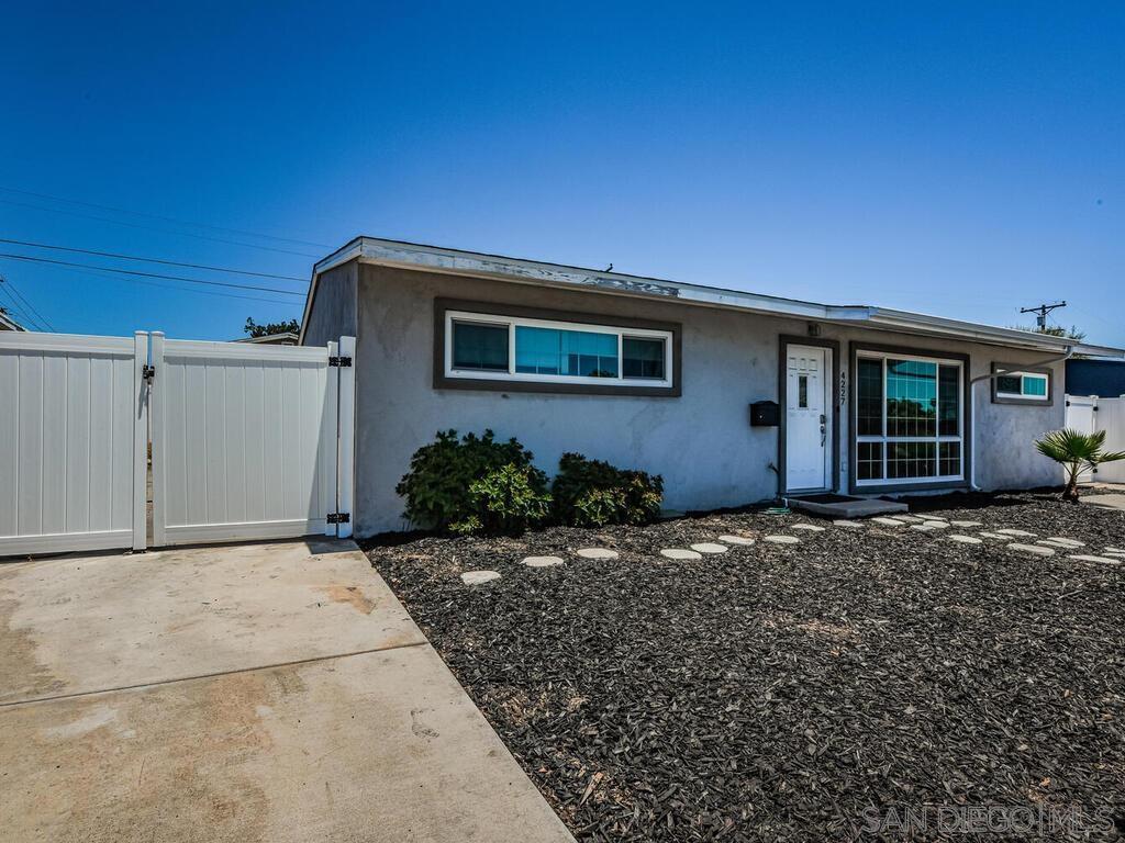 Foto principal - 4227 Clairemont Dr
