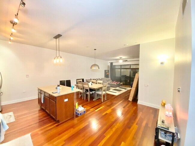 Foto del edificio - 3300 W Irving Park Rd