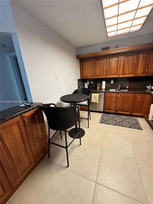 Foto del edificio - 3530 Mystic Pointe Dr