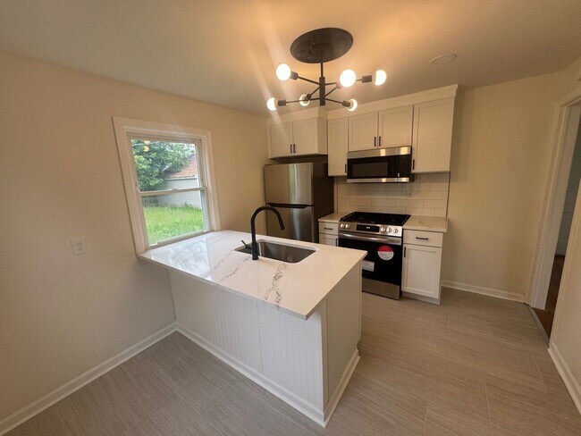 Building Photo - Charming 3-Bedroom Property in Prime Location