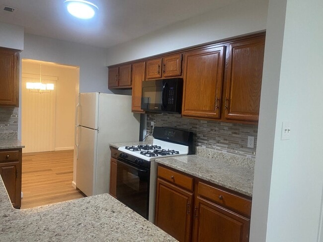 Building Photo - Charming 3BR Townhome in Plainsboro