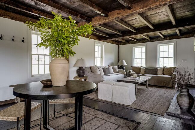 Foto del edificio - 740 Little City Rd