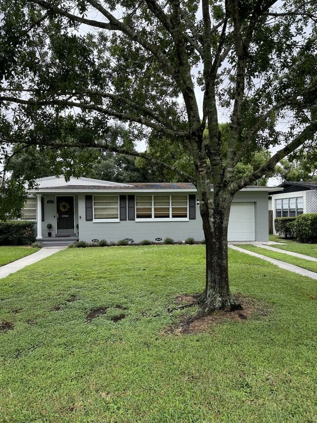 Building Photo - Large fenced back yard