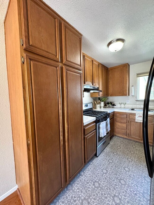 Building Photo - Charming 2 bed 1.5 bath condo, with attached 2 car garage!