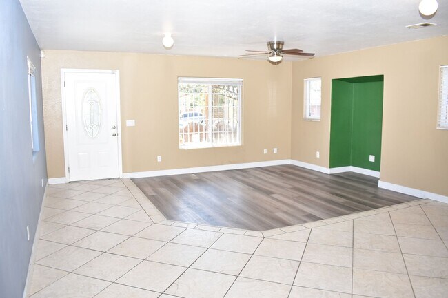Foto del edificio - Charming 2-Story, 4 Bd 3 Ba Unit Near Downtown San Diego – 92113