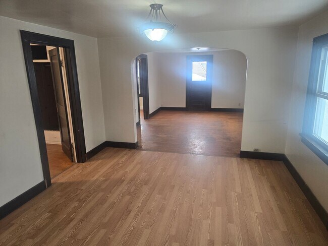 Building Photo - 921 N Maple Ave