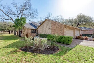 Building Photo - 7211 Lakewood Dr