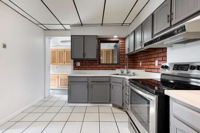 Building Photo - 2 Cherry St