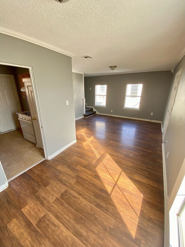 Building Photo - Bossier 2 bed 1 Bath Town home - Housing v...