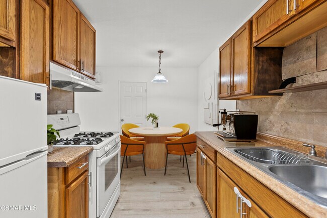 Foto del edificio - 8800 Cedros Ave