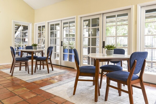 Sala de residentes - Deer Oaks Apartments