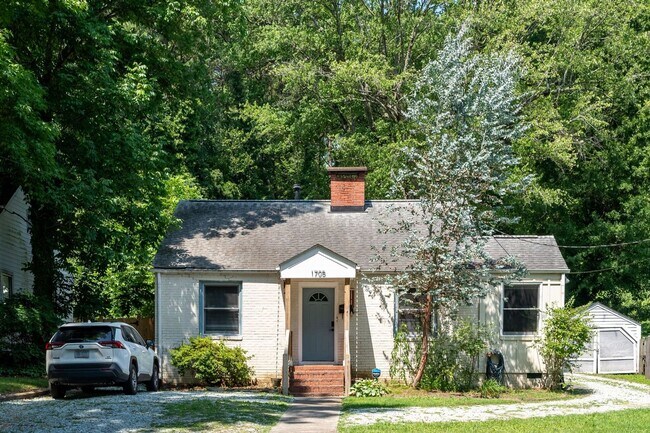 Foto del edificio - Charming 2BR House in Durham