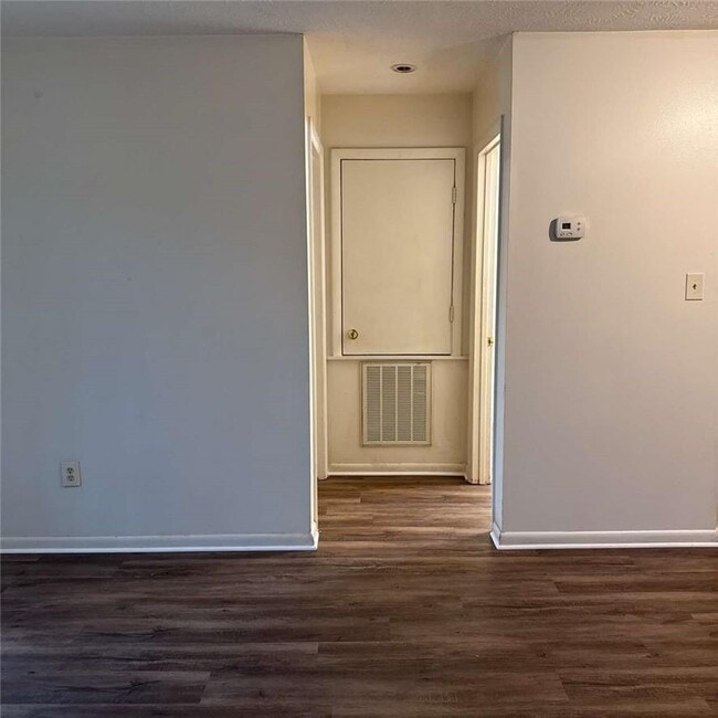 Foto del edificio - 1128 Southwood Dr