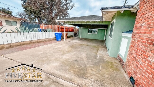 Building Photo - 709 Park Dr