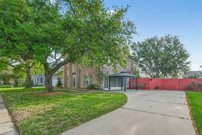 Foto del edificio - 6710 Creek Village Dr