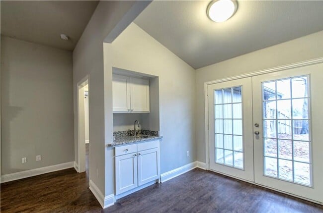 Building Photo - 3509 Scott Dr