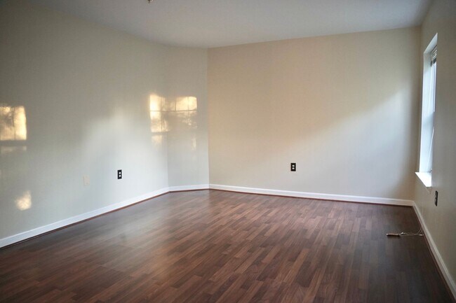 Foto del edificio - Beautiful 2 BR/2 BA Condo in Greenbelt Lak...