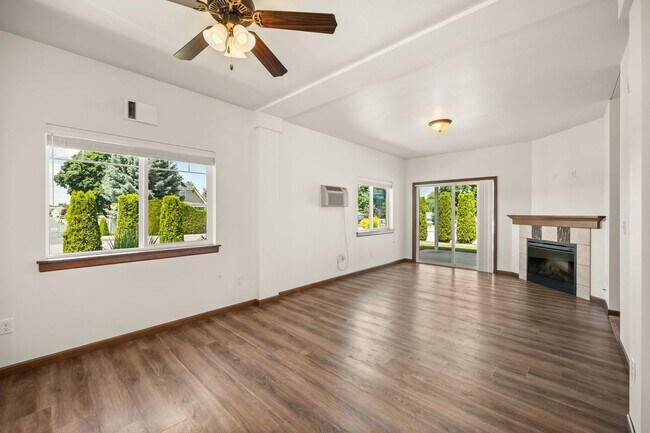 Foto del edificio - Spacious Valley Duplex Available Now!