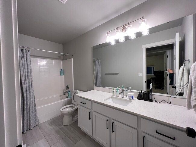 Baño compartido - 13914 35th Pl W