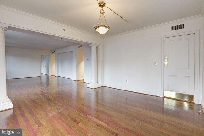 Foto del edificio - 2229 Bancroft Pl NW