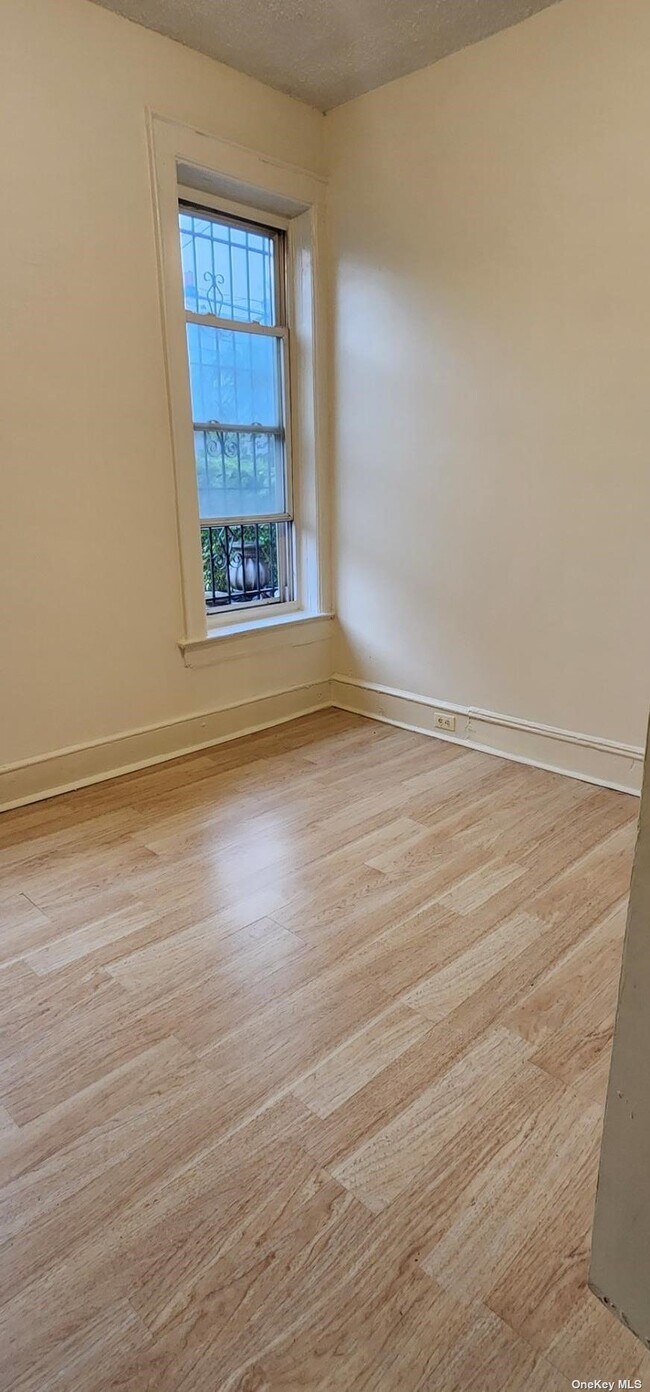Building Photo - 346 Midwood St