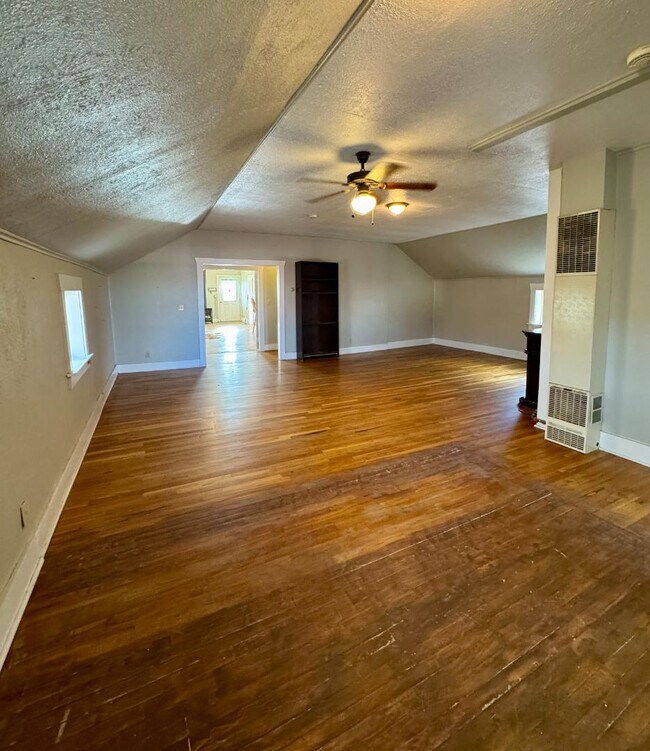 Foto del edificio - 107 E Bridge Ave