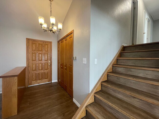 Foto del edificio - $0 DEPOSIT OPTION. TRI-LEVEL AURORA HOME WITH MODERN AMENITIES AND SPACIOUS INTERIORS