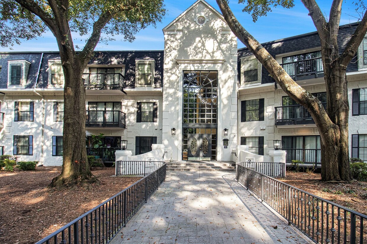 Foto principal - 2BR/2BA Condo In A Coveted Gated Community...