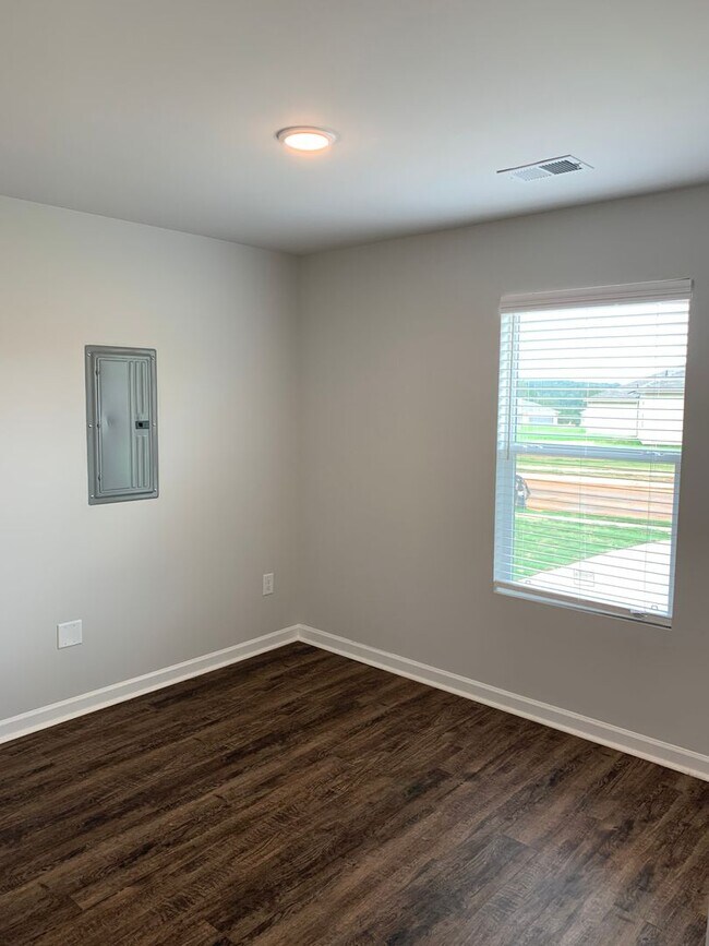 Foto del edificio - *Pre-Leasing*  Three Bedroom | Two Bath Ho...