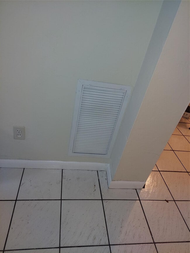 Building Photo - 3021 SW 1st Terrace