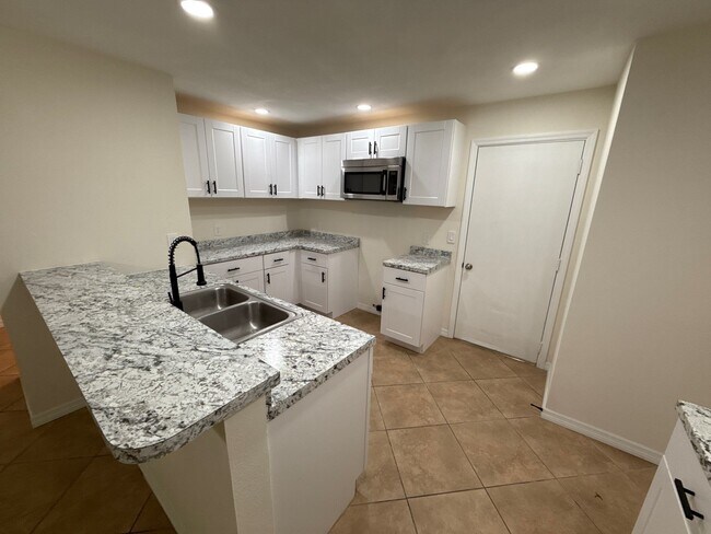 Foto del edificio - 100 Golfview Dr