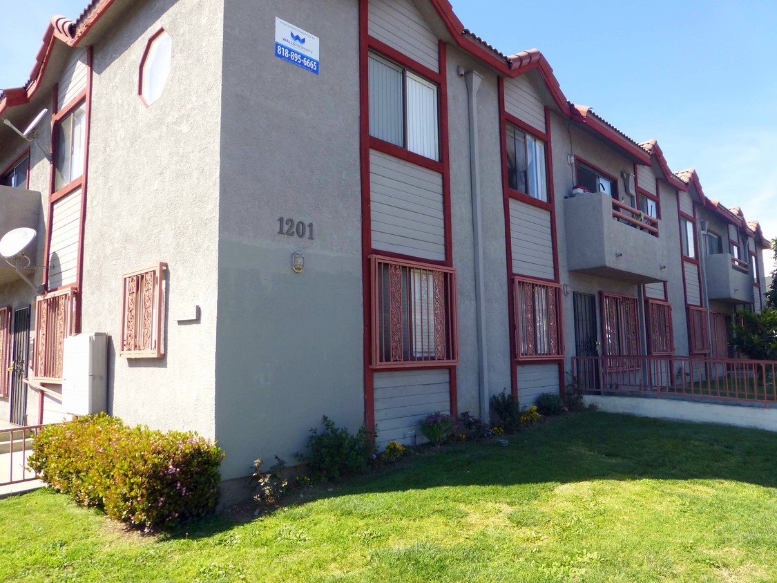 Primary Photo - 1201 N Virgil Ave