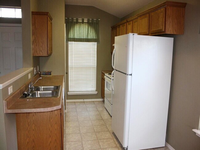 Building Photo - "Charming 3-Bed, 2-Bath Home in Lubbock's Serene Neighborhood – 1,315 Sq Ft of Comfortable Living!"