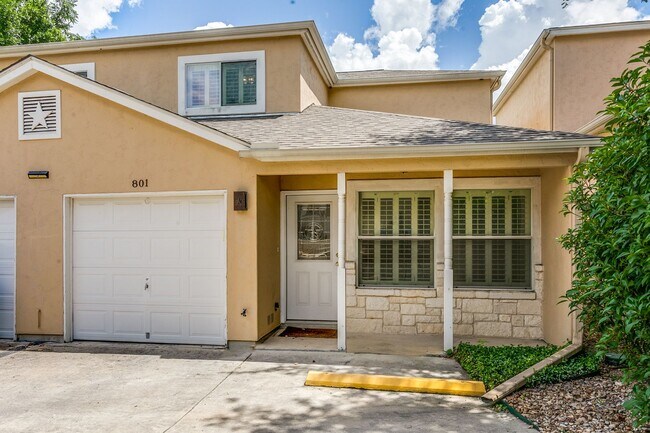 Foto del edificio - 2-BEDROOM, 2.5-BATHROOM + FLEX SPACE DUPLEX/CONDOMINIUM IN TERRELL HEIGHTS