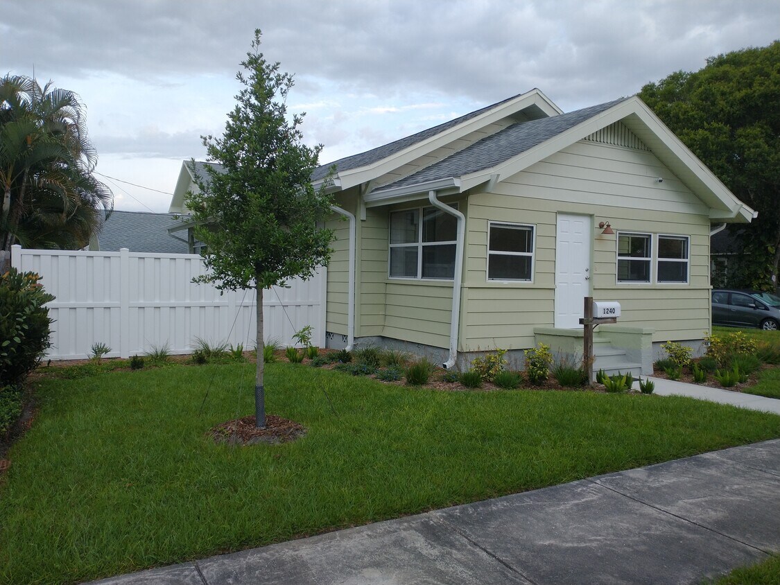 1240 13th St N, Saint Petersburg, FL 33705 House for Rent in Saint