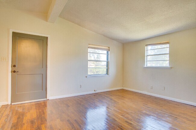 Foto del edificio - Well-Located 3BR, 2BA Pensacola Home with Hardwood Floors, Bonus Den, Updated Bathroom & Fully Fe...