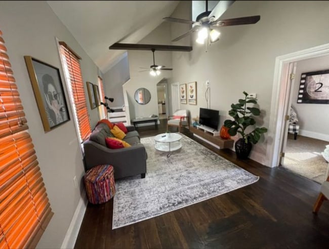 Building Photo - Fully Furnished Short Term Rental in CLE!