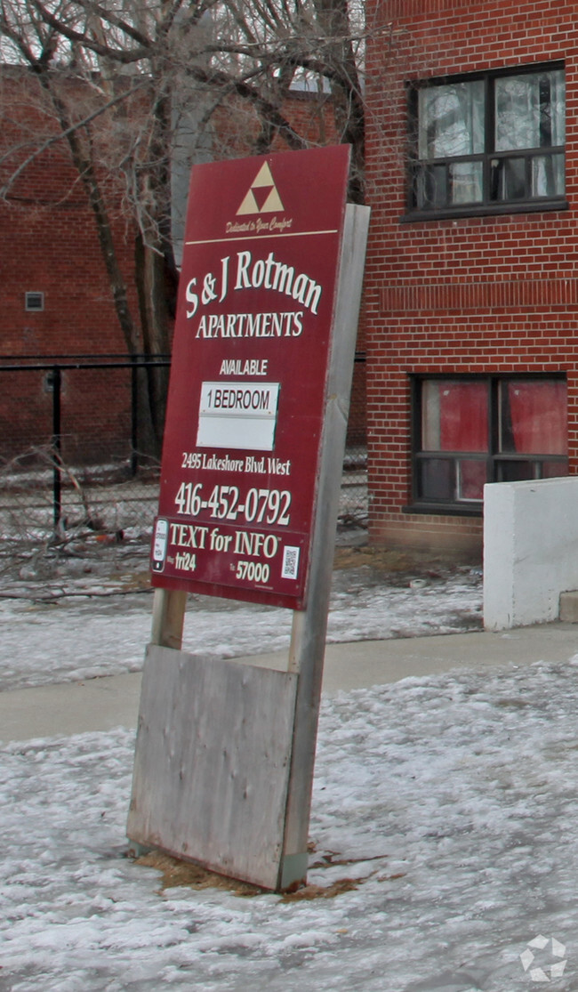 Building Photo - Landmark Apartments