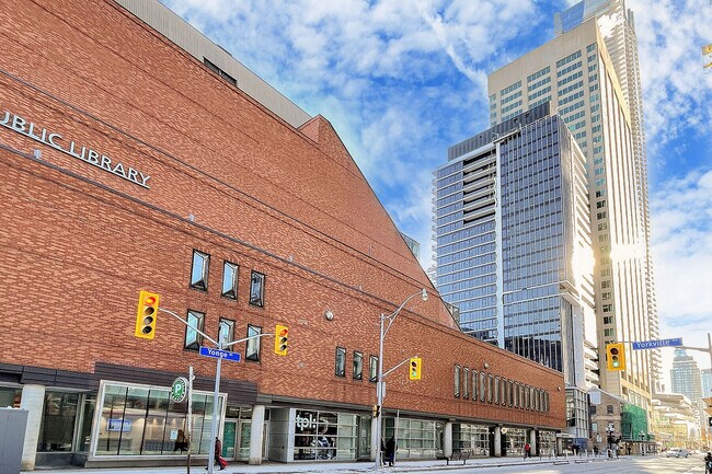 Photo du bâtiment - 11 Yorkville Ave