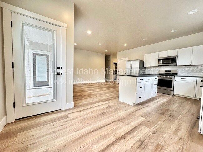 Building Photo - 4 bedroom 2 bathroom home near Boise State...