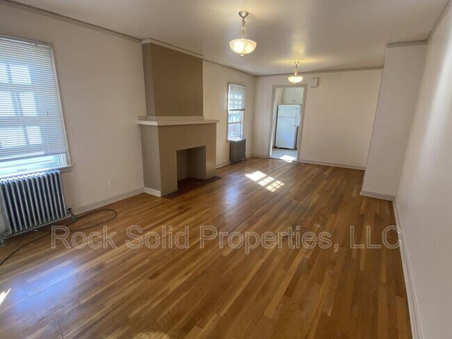 Building Photo - 607 E 22nd St