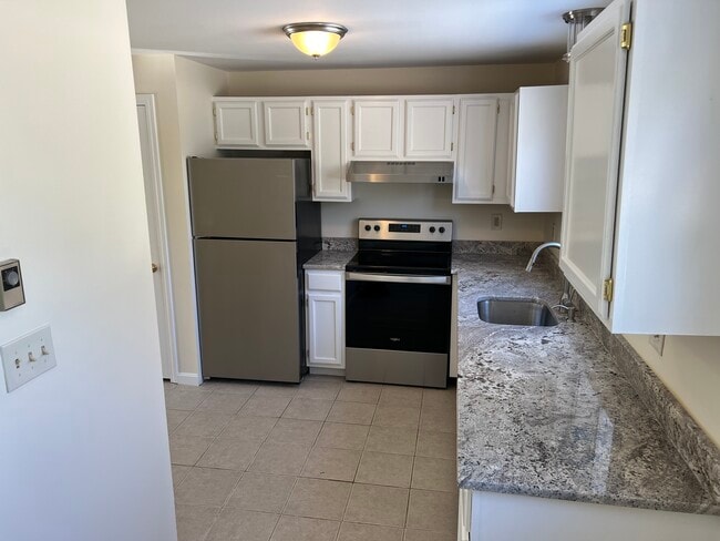 Granite countertops & stainless appliances. Fresh paint & fixtures - 801 US Route 1