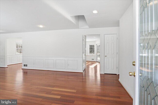 Building Photo - 3033 Sylvan Dr