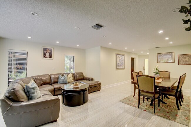 Building Photo - 5414 10th Fairway Dr